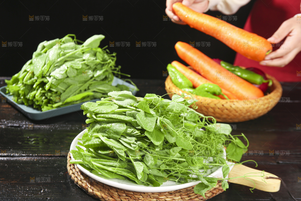 深底上的豌豆苗