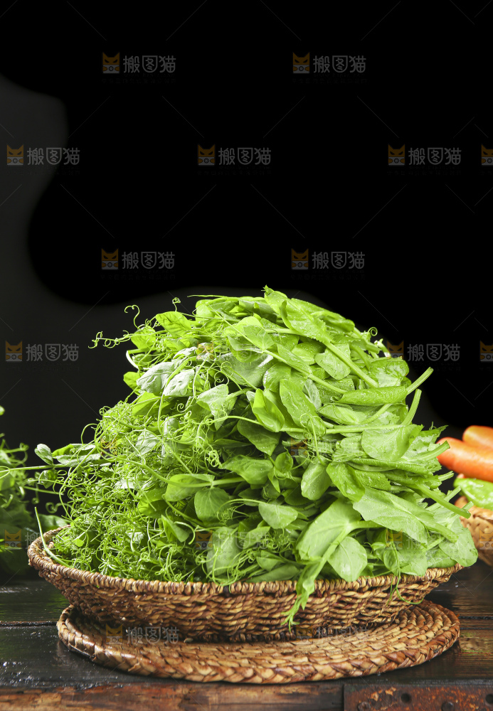 深底上的豌豆苗