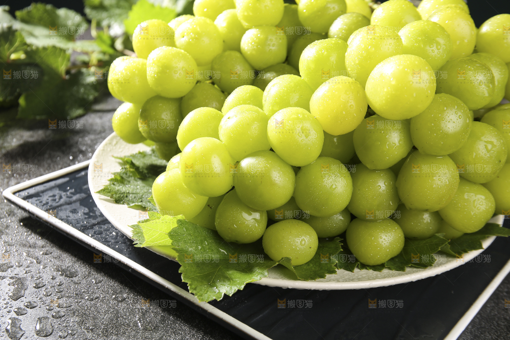 深底上放着阳光玫瑰青提