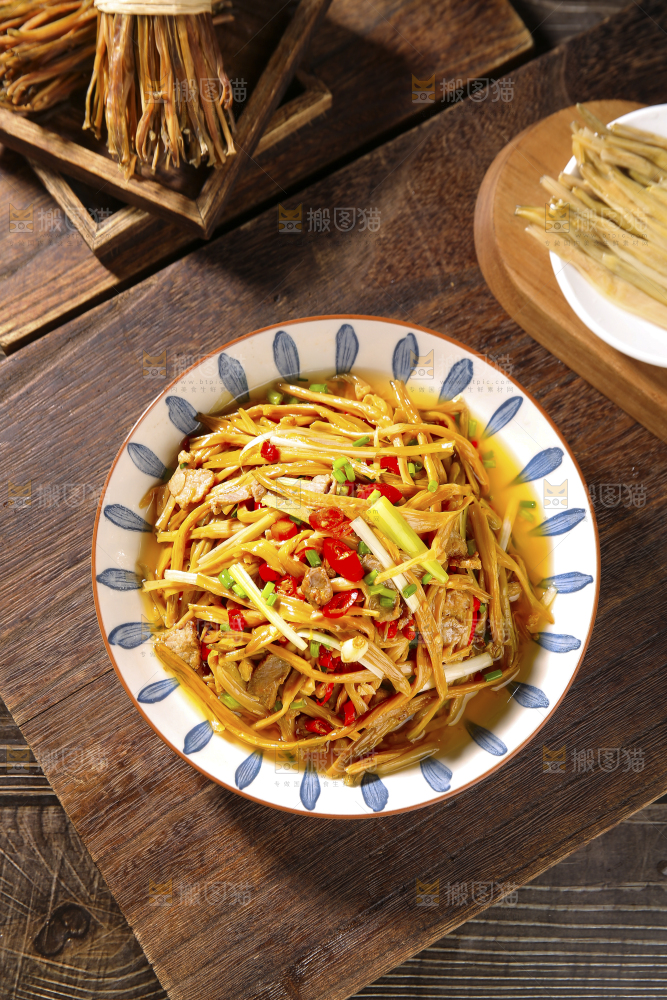 木底上的黄花菜炒肉