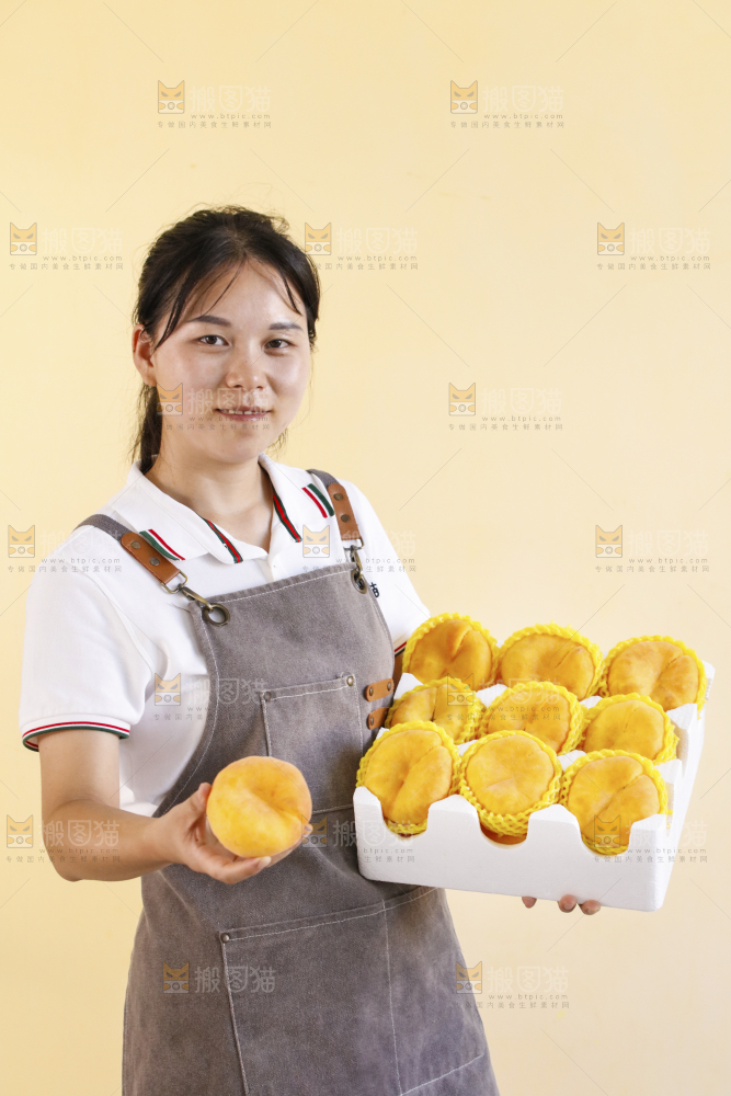 手里拿着黄蟠桃