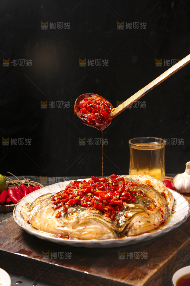 深底上的剁椒鱼头
