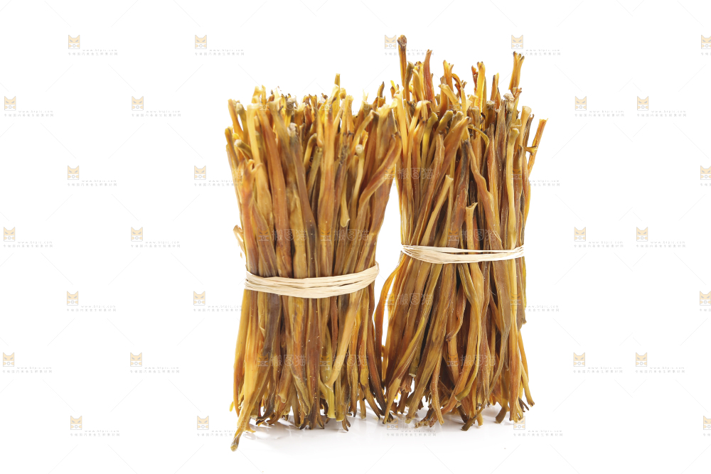 白底上摆放的黄花菜