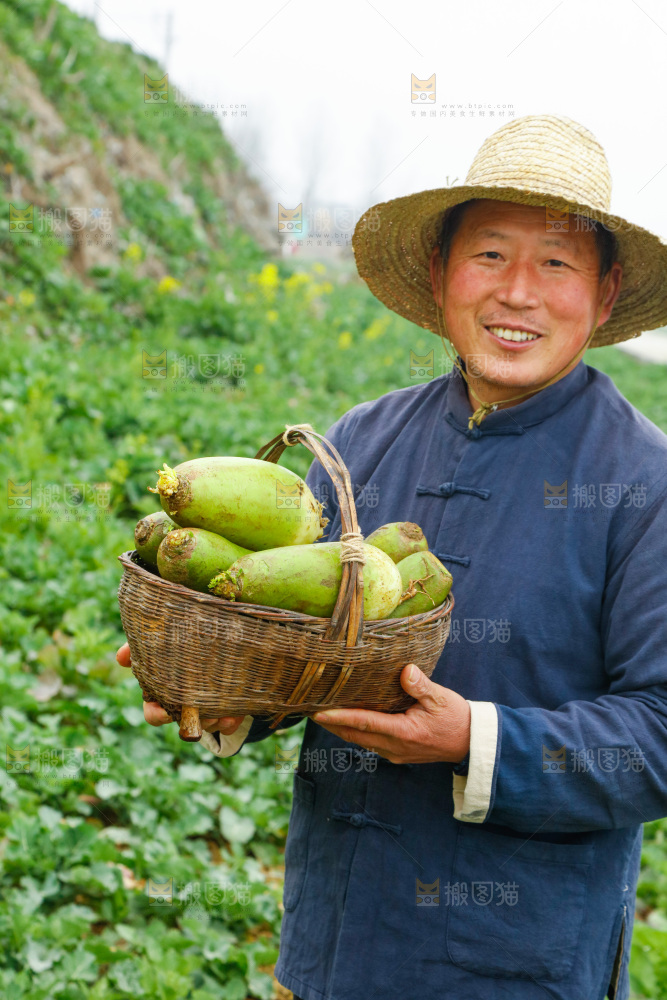 手里拿着水果萝卜