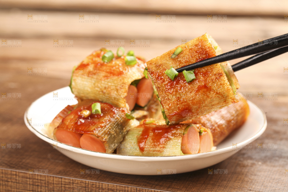 深底上的烤冷面卷
