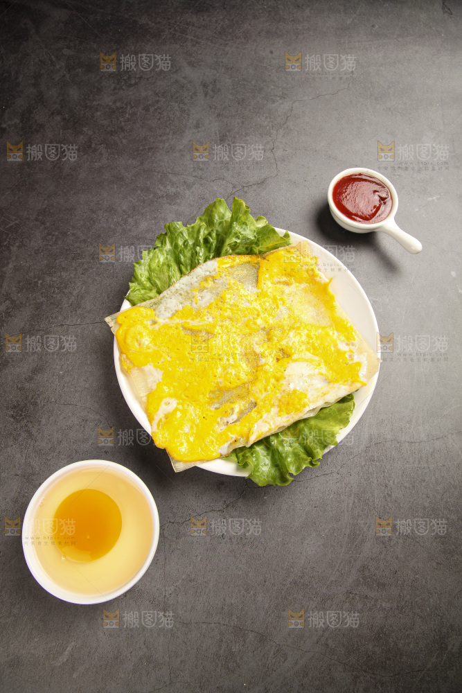 深底上的烤冷面卷