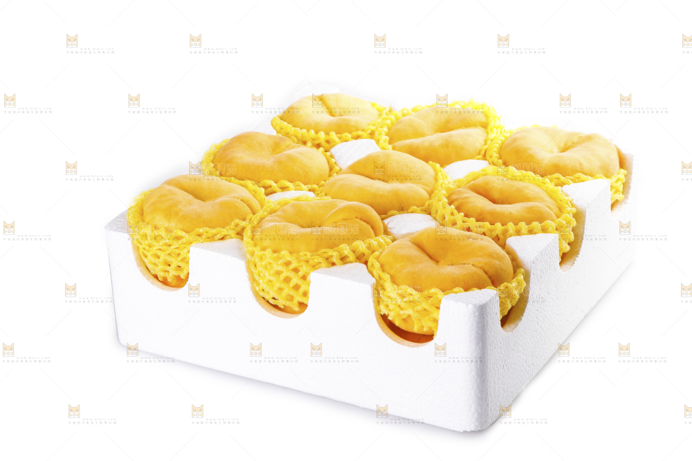 白底上放着的黄金蟠桃