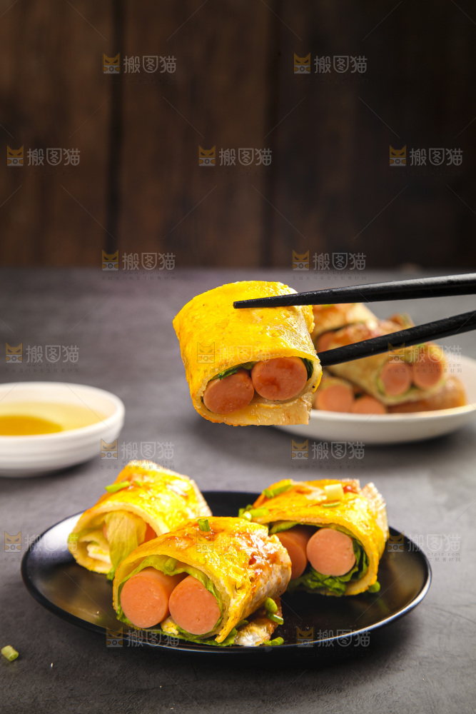 深底上的烤冷面卷