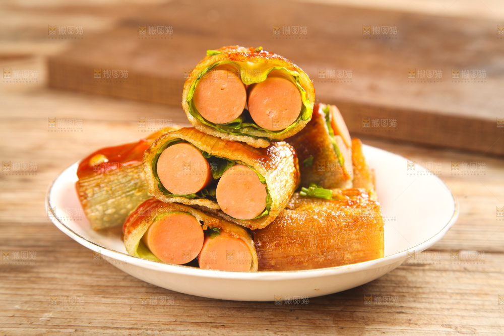 深底上的烤冷面卷