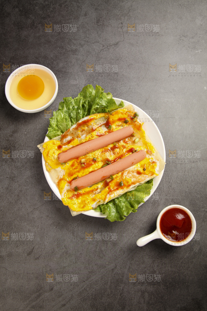 深底上的烤冷面卷