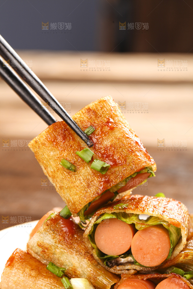 深底上的烤冷面卷