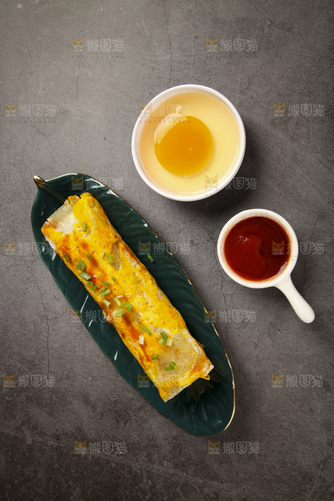 深底上的烤冷面卷