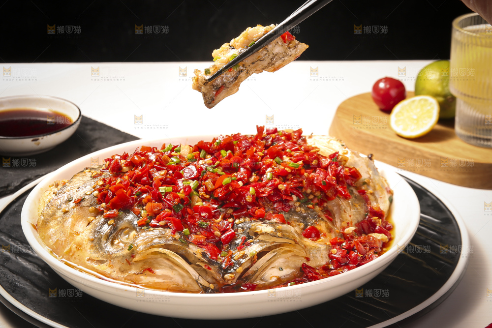深底上的剁椒鱼头