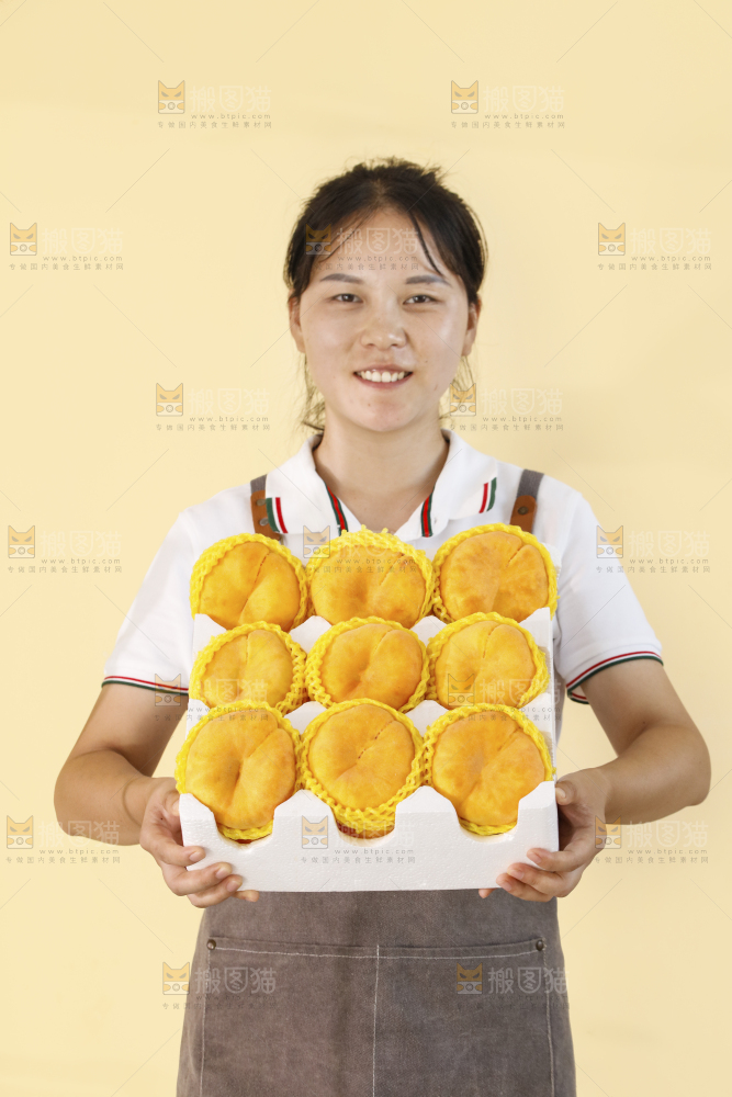 手里拿着黄蟠桃