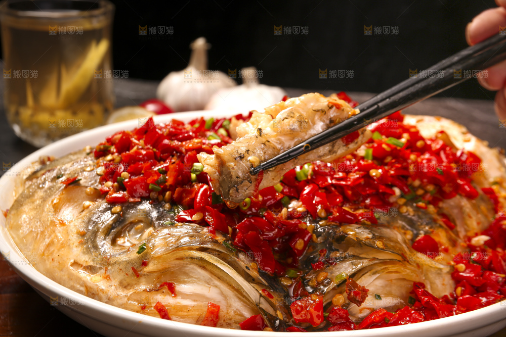 深底上的剁椒鱼头