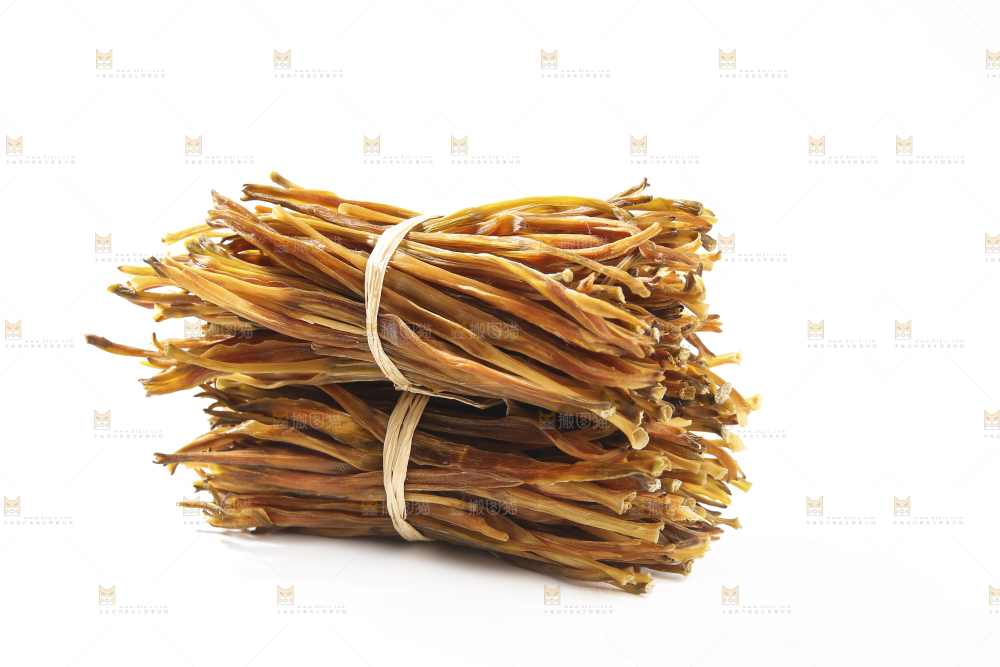 白底上摆放的黄花菜