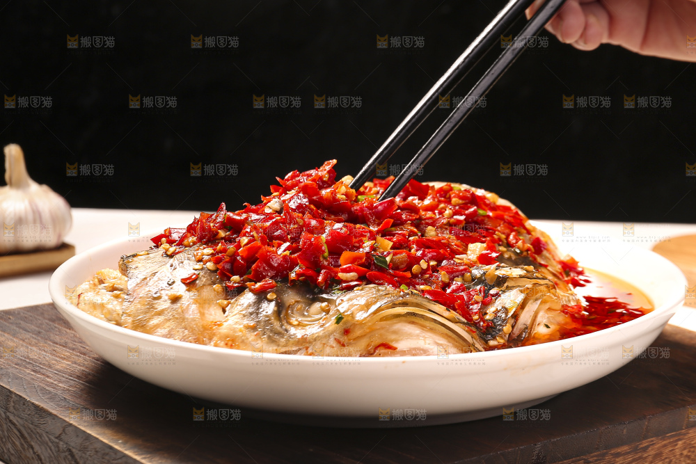 深底上的剁椒鱼头