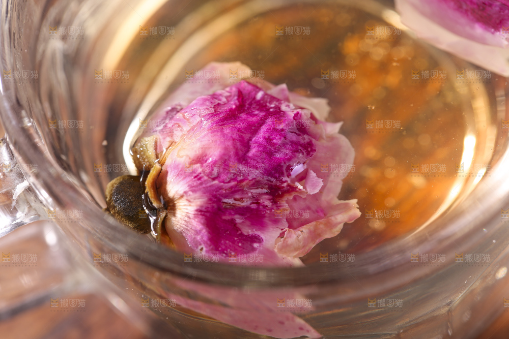 杯子里的玫瑰花茶