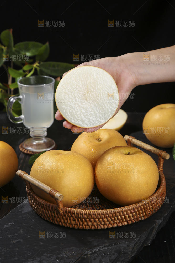 深底上放着的秋月梨