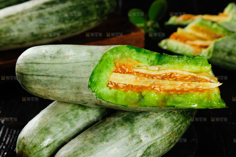 黑底上放着山东羊角蜜甜瓜