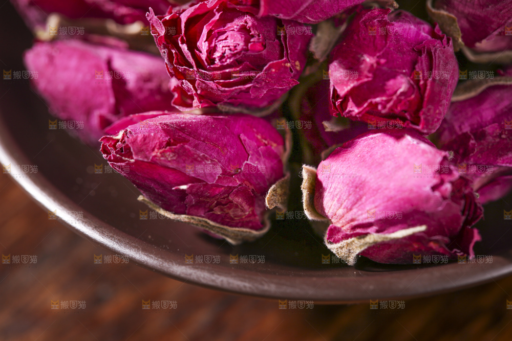 木底上的干玫瑰花