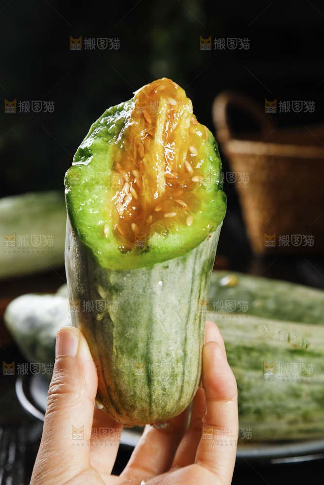黑底上放着山东羊角蜜甜瓜