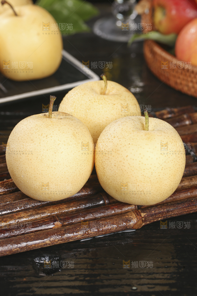 木底上的新鲜皇冠梨