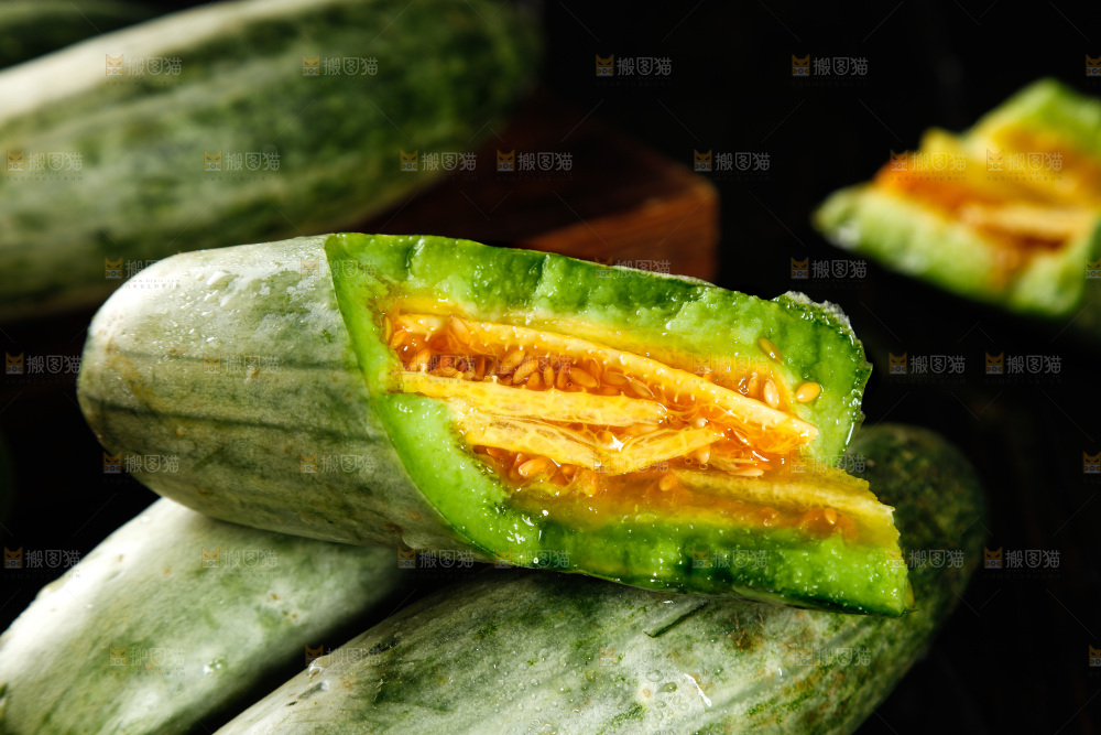 黑底上放着山东羊角蜜甜瓜