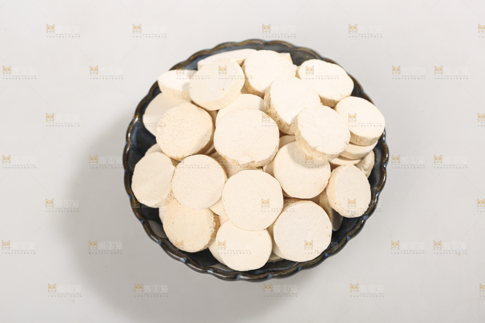 白底上放着山药片