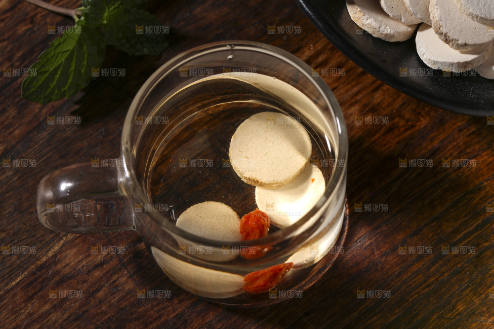 木底上的山药片