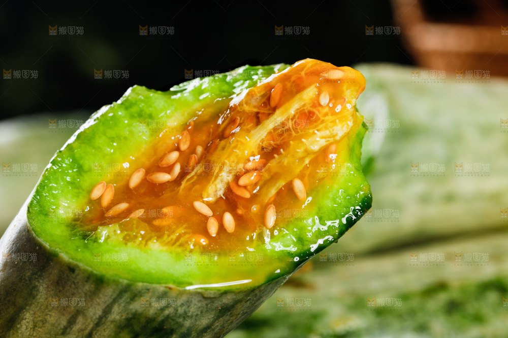 黑底上放着山东羊角蜜甜瓜