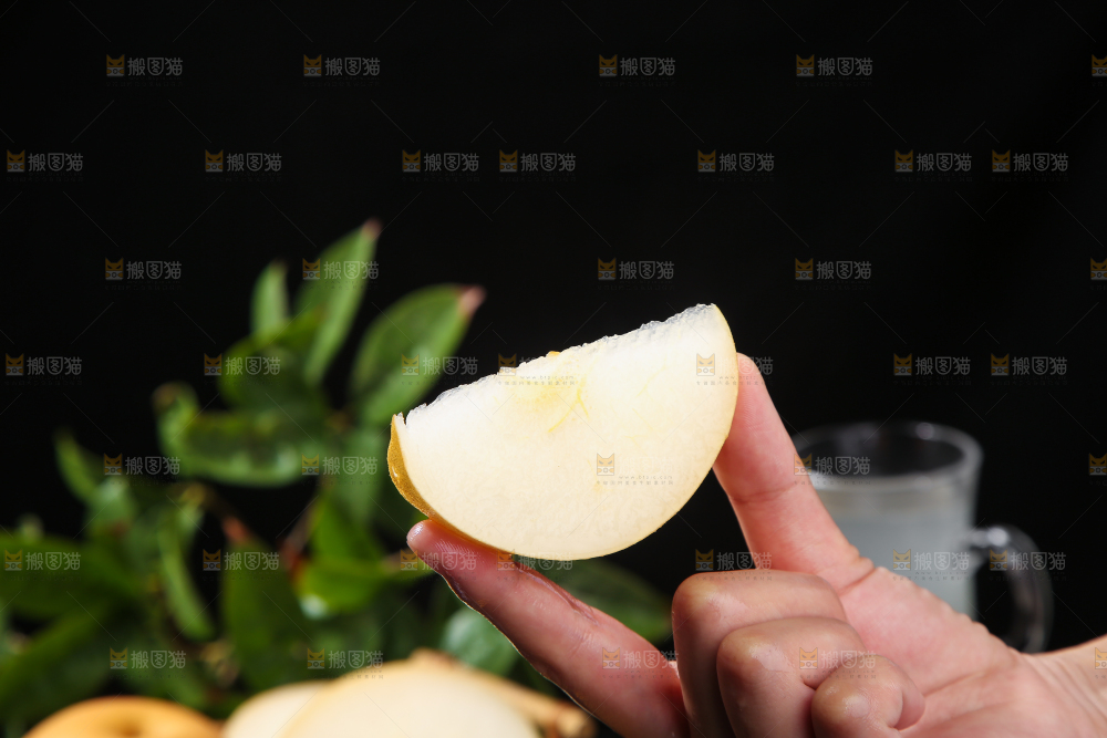 深底上放着的秋月梨