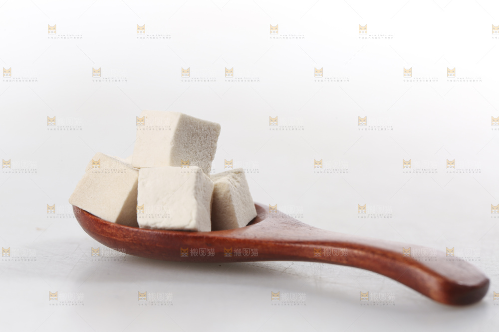 白底上的茯苓