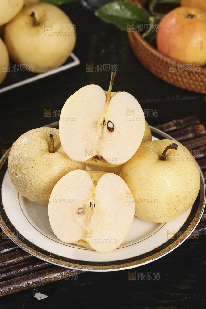 木底上的新鲜皇冠梨