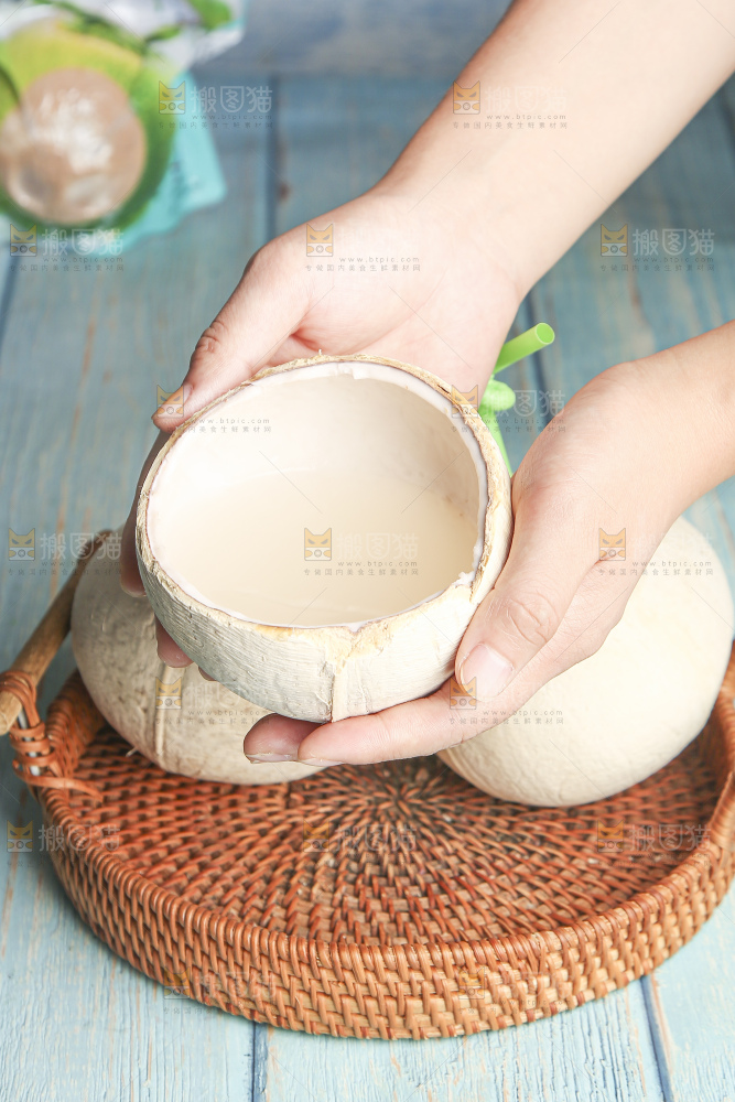 浅底上的泰国进口烤椰