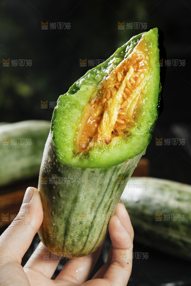 黑底上放着山东羊角蜜甜瓜