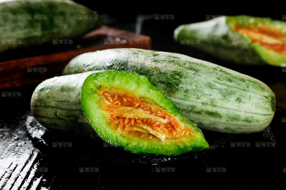 黑底上放着山东羊角蜜甜瓜