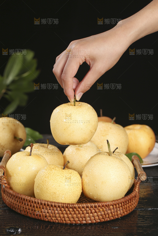 木底上的新鲜皇冠梨