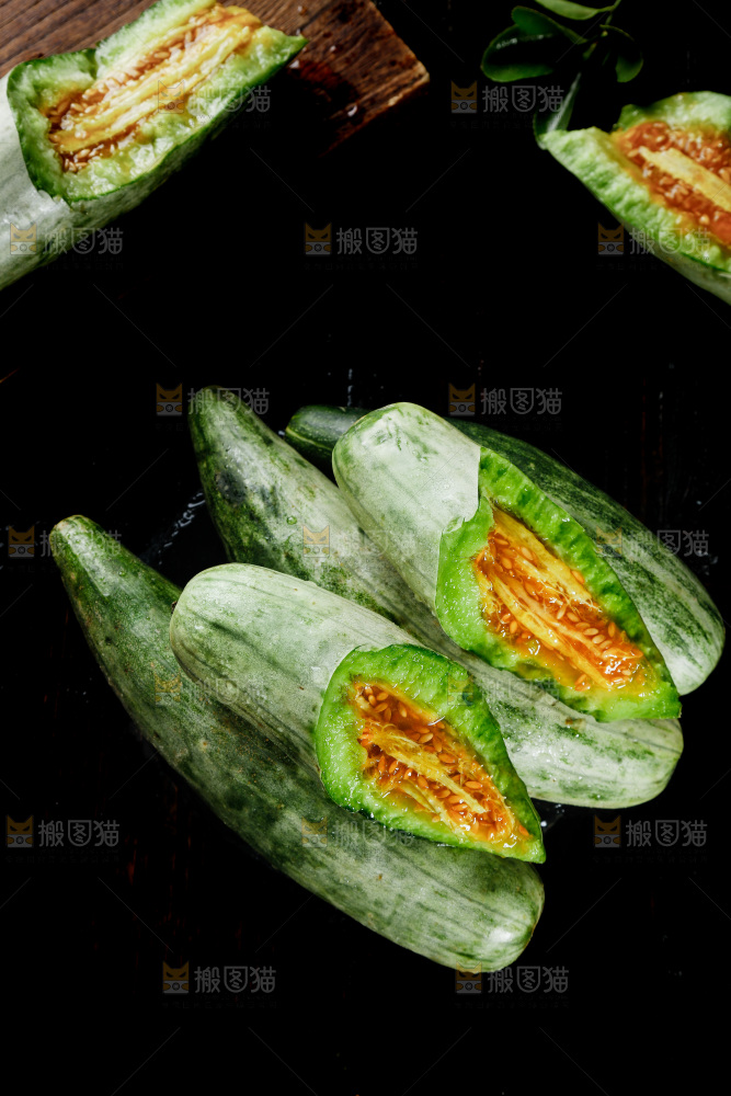 黑底上放着山东羊角蜜甜瓜