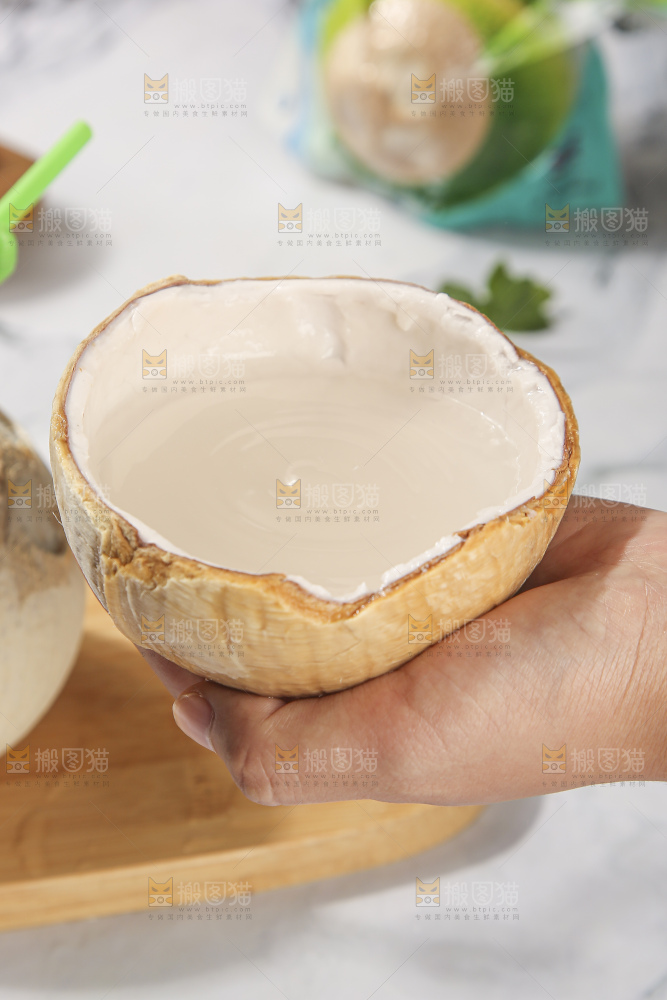 浅底上的泰国进口烤椰