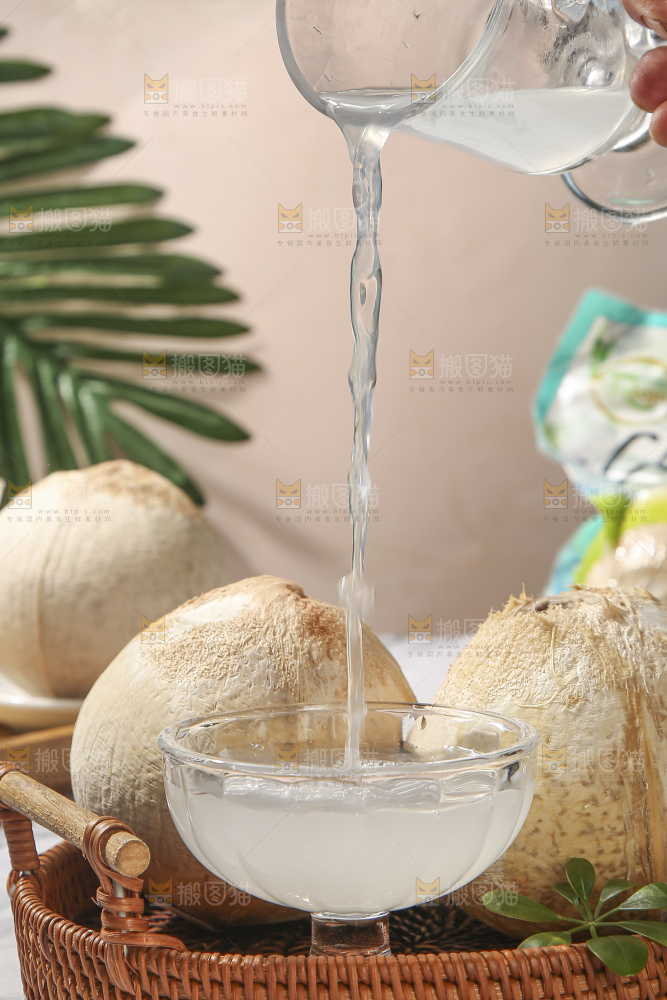 浅底上的泰国进口烤椰