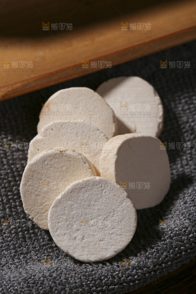 木底上的山药片