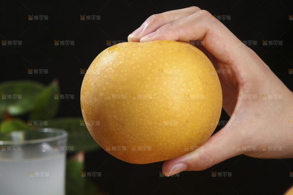 深底上放着的秋月梨