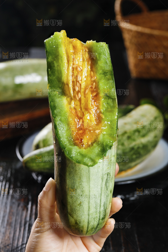 黑底上放着山东羊角蜜甜瓜