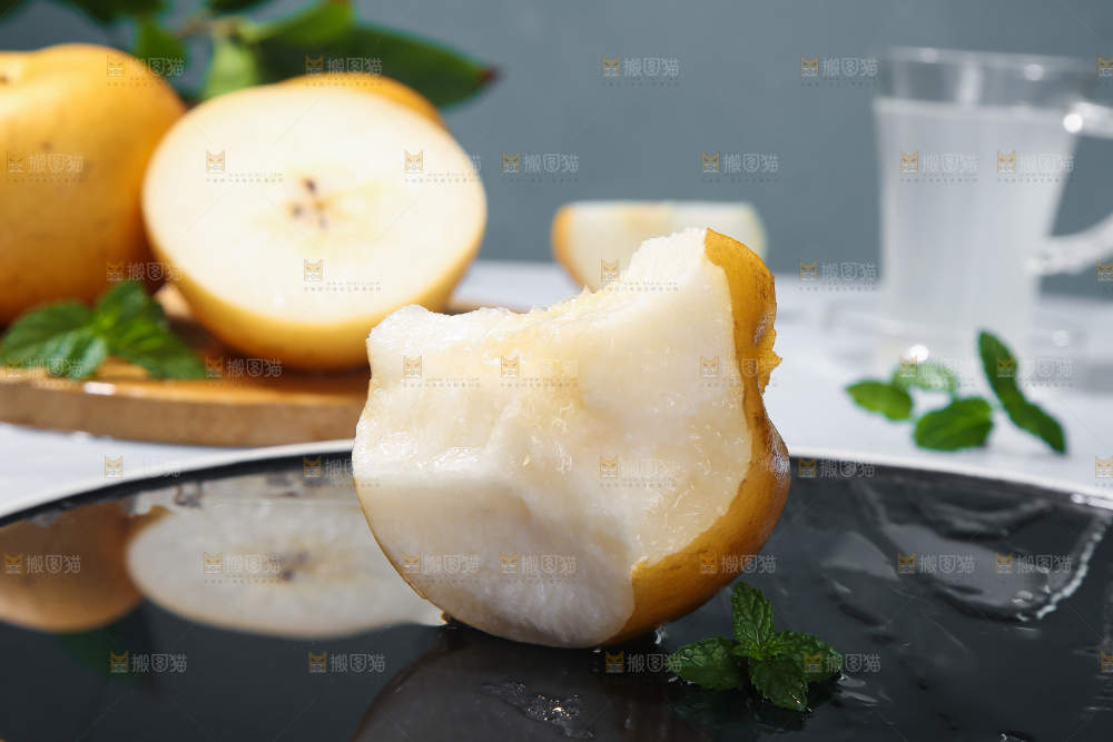深底上放着的秋月梨