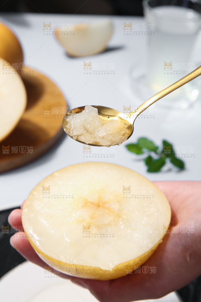 深底上放着的秋月梨