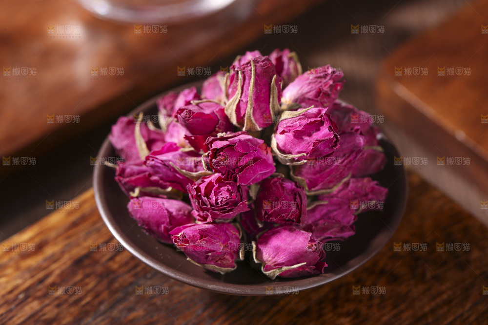 木底上的干玫瑰花