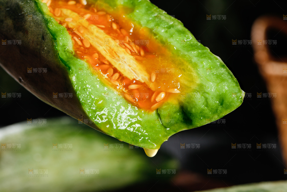 黑底上放着山东羊角蜜甜瓜