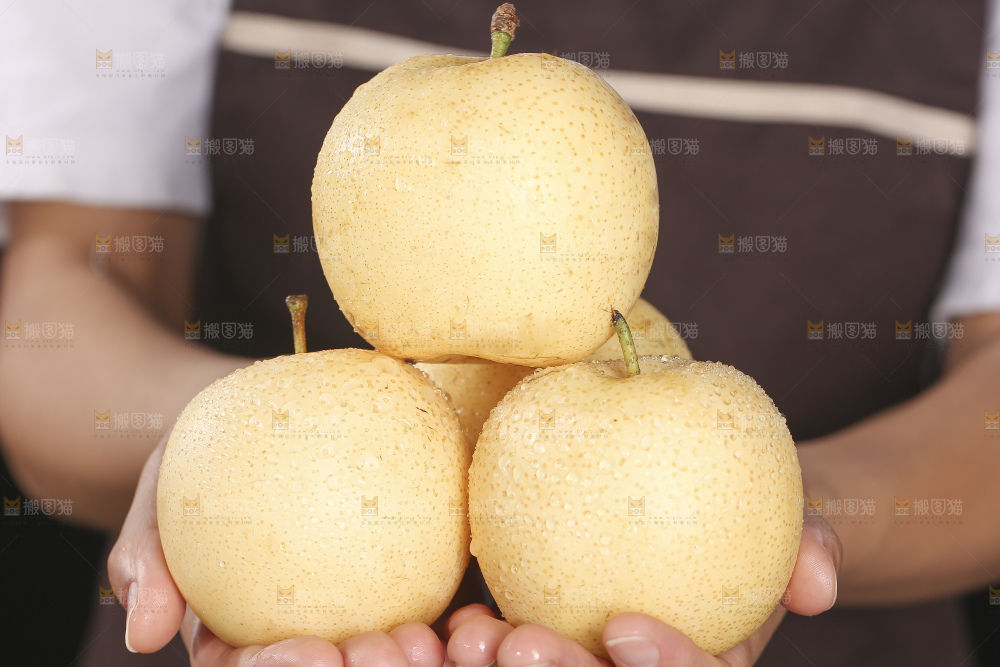 木底上的新鲜皇冠梨