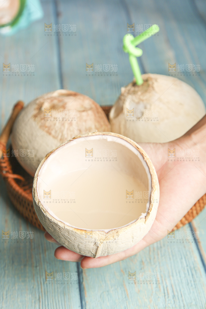 浅底上的泰国进口烤椰